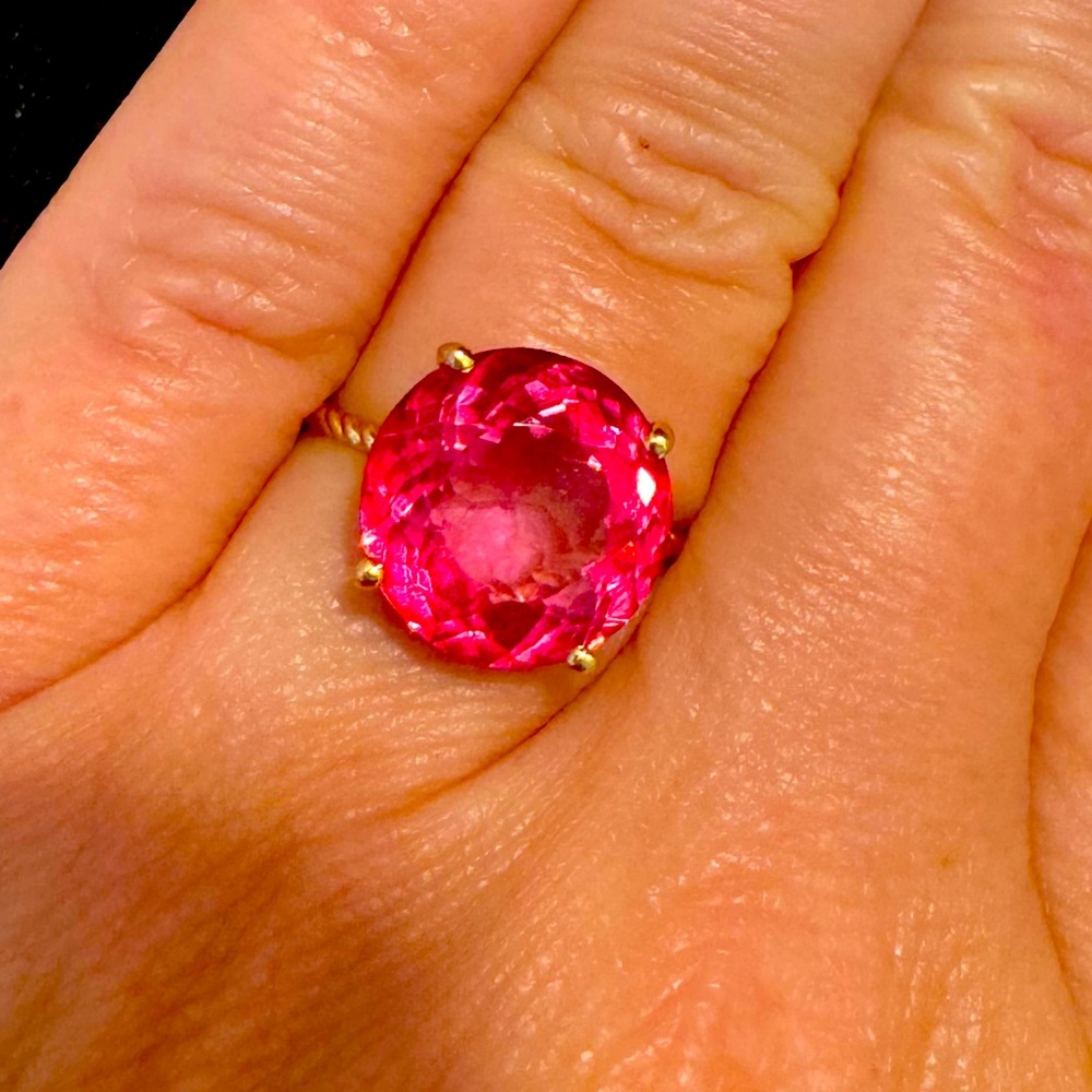 8.50 carat pink topaz twisted ring in 14kt yellow gold. Size 6.